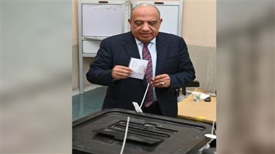 وزير قطاع الأعمال العام يدلي بصوته في الانتخابات الرئاسية أمام لجنة الجامعة العمالية بمدينة نصر