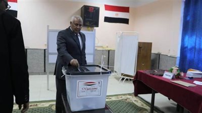 محافظ الوادي الجديد يدلي بصوته في الانتخابات الرئاسية بلجنة المغتربين