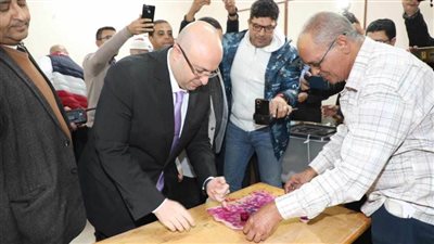 محافظ بني سويف يدلي بصوته بمقر لجنة الثانوية الميكانيكية بمدينة بني سويف