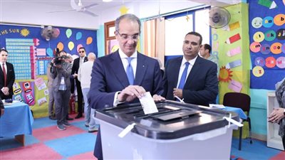 وزير الاتصالات يدلي بصوته في الانتخابات ويؤكد أهمية المشاركة الإيجابية بالاستحقاق الدستوري