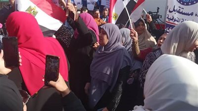 لحث المواطنين على المشاركة.. مسيرة نسائية بأعلام مصر تجوب شوارع 
