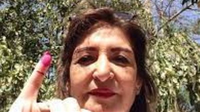 ليلى عز العرب تدلي بصوتها الانتخابي بلجنة كلية فنون جميلة 