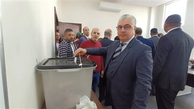 رئيس اقتصادية قناة السويس يدلي بصوته في العاصمة الإدارية