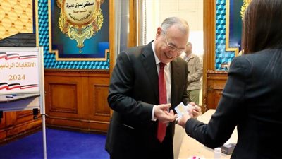 رئيس حزب المصريين الأحرار يدلي بصوته في انتخابات الرئاسة
