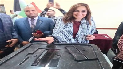 نائب محافظ البحيرة تدلي بصوتها الانتخابي بلجنة الوافدين بدمنهور