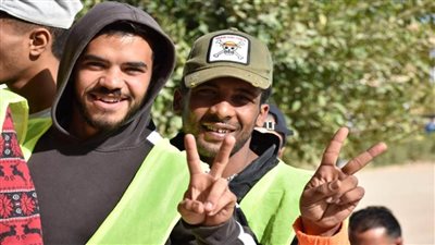 سواعد مصر الفتية تشارك في بناء الديمقراطية.. حشود العمال في لجان الانتخابات الرئاسية  