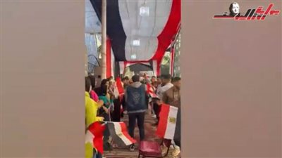 بالاعلام والاغاني الوطنية الشباب يستقبلون الناخبين في لجنة بن لقمان بالدقهلية