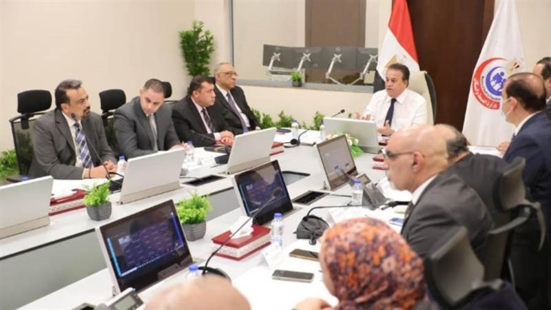 اجتماع وزير الصحة