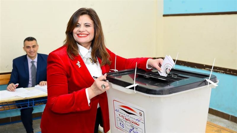 وزيرة الهجرة تدلي