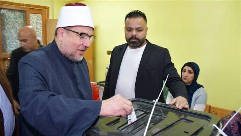 وزير الأوقاف يدلى