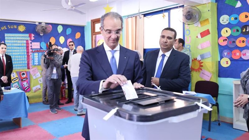 الدكتور عمرو طلعت