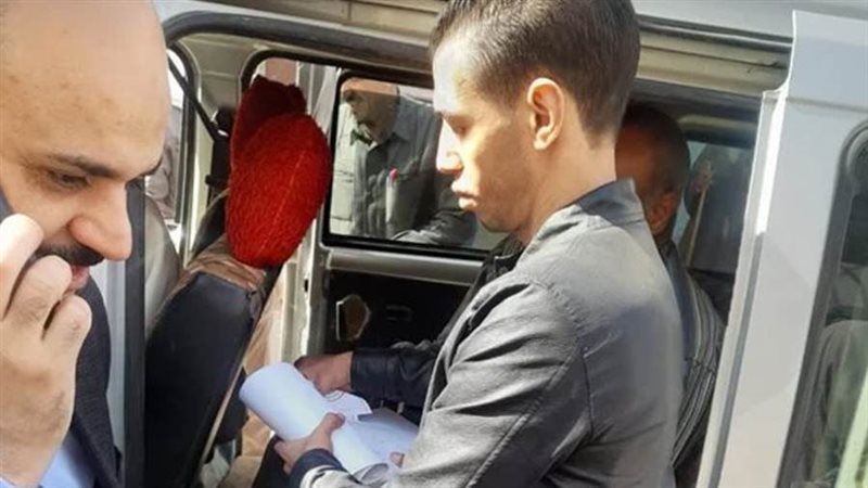 مواطن بأسيوط يدلي