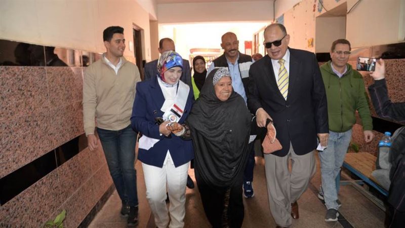 محافظ أسيوط يصطحب
