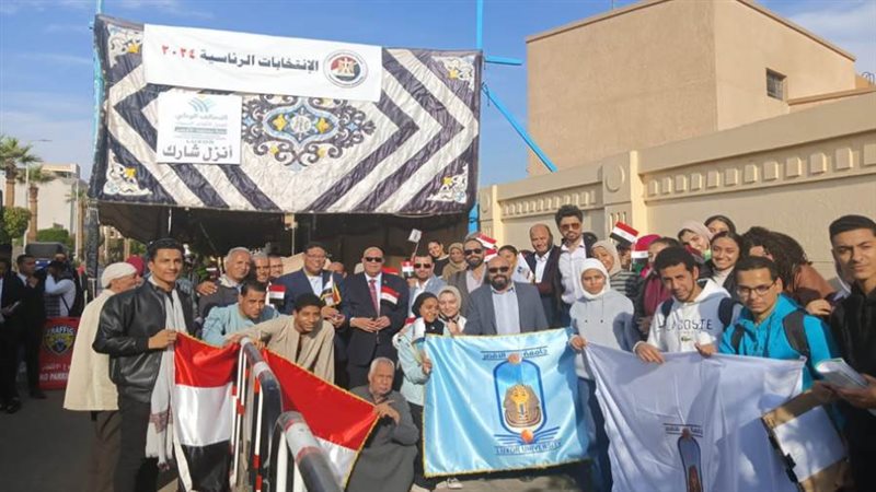 أساتذة وطلاب جامعة