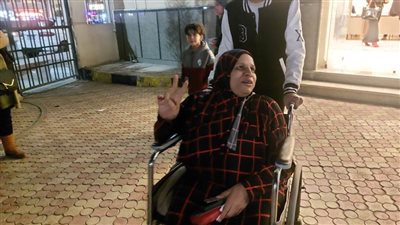 إكرام عبداللاه على كرسي متحرك للإدلاء بصوتها في الانتخابات الرئاسية بالبحيرة