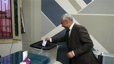 رئيس جامعة المنيا يدلي بصوته في الانتخابات الرئاسية ويشيد بالإقبال الكبير