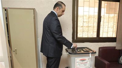 عاجل| رئيس الحملة الانتخابية للمرشح الرئاسي عبد الفتاح السيسي يدلي بصوته في الانتخابات الرئاسية