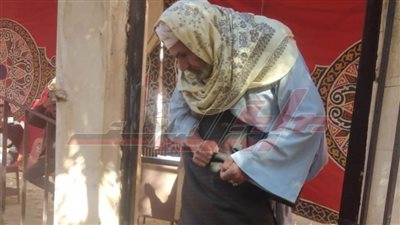شاب يحمل والده صاحب الـ 90 عامًا للإدلاء بصوته في الانتخابات بكفر الشيخ