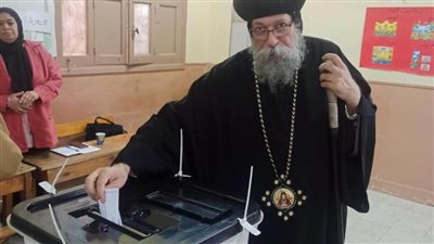 الأنبا ايلاريون يدلي بصوته في الانتخابات ويدعو المواطنين للمشاركة (صور)