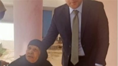 رئيس اللجنة الانتخابية بجمعية تنمية المجتمع بالوادي الجديد يحرص على مساعدة كبار السن 