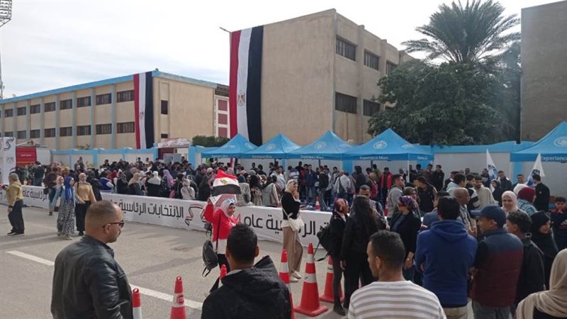 توافد المواطنين على