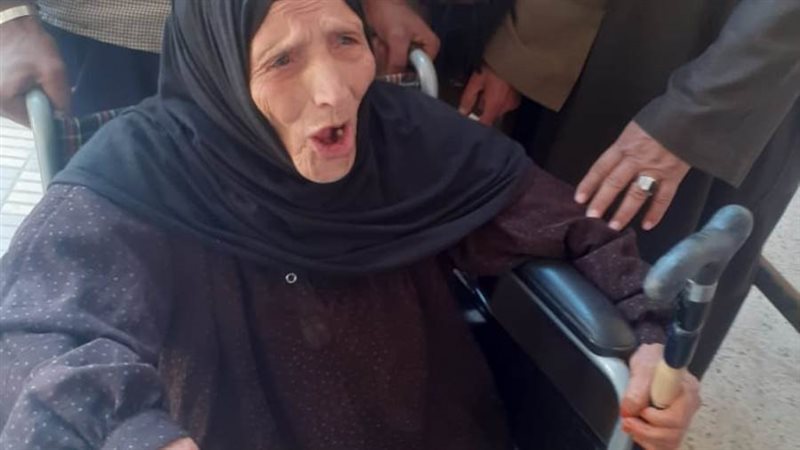 مسنة تدلى بصوتها