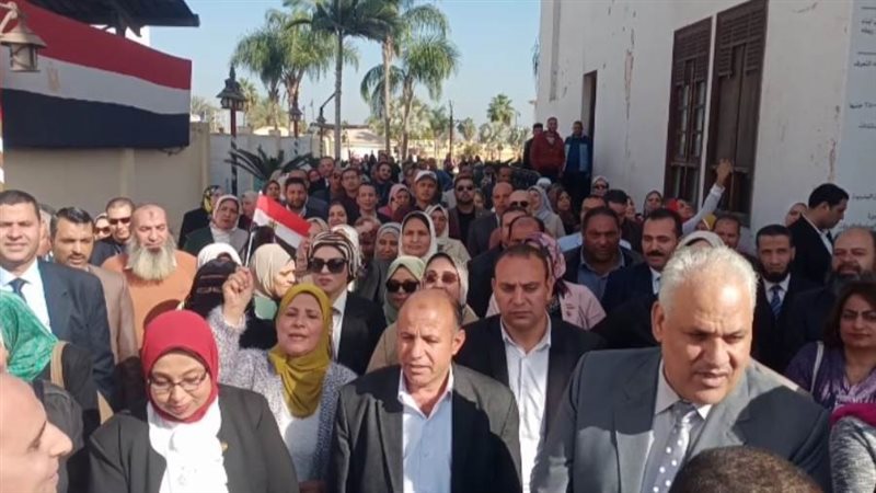 مسيرة حاشدة لخريجي