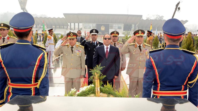 بالصور.. السيسي يضع