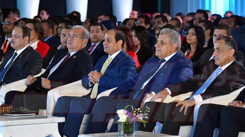 الرئيس يحضر نموذج