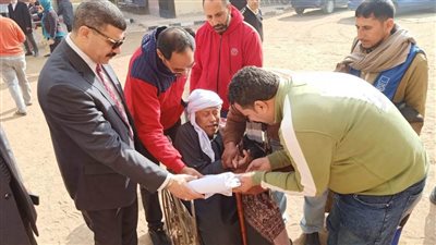 قاض يساعد مسنًا على الإدلاء بصوته في الانتخابات الرئاسية بالدقهلية