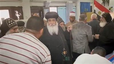 الأنبا دانيال راعي دير الأنبا بولا وبعض قساوسة رأس غارب يصوتون بمحافظة البحر الأحمر