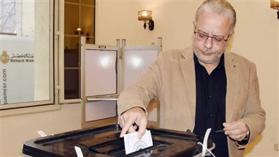 رئيس قطاع الفنون التشكيلية يدلى بصوته في الانتخابات الرئاسية 2024
