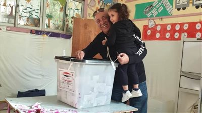 فتحي سند يصطحب حفيدته للإدلاء بصوته في الانتخابات الرئاسية