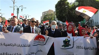 محافظ المنيا يتقدم مسيرة لحث المواطنين على المشاركة في الانتخابات الرئاسية (صور)