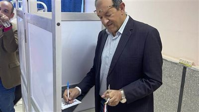 رئيس النقابة العامة بالمناجم والمحاجر يتقدم وفد شركة فوسفات إلى لجنة الوافدين بالوادي الجديد للإدلاء بأصواتهم