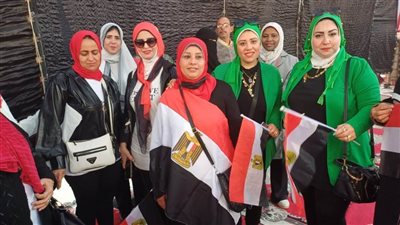 سيدات الشرقية يرتدين علم مصر أثناء الإدلاء بأصواتهن في الانتخابات الرئاسية