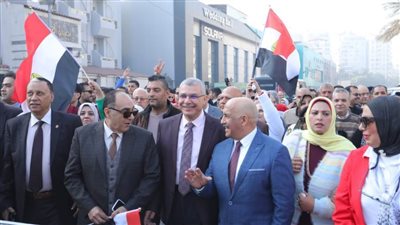 مسيرة لطلاب جامعة الزقازيق بالأعلام للمشاركة في الانتخابات الرئاسية