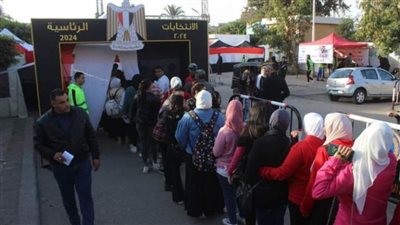 بدء توافد المواطنين على اللجان الانتخابية بـ6 أكتوبر والشيخ زايد واصطفافهم قبل موعد فتح اللجان