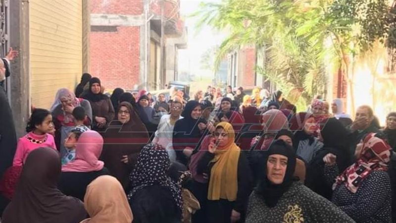 توافد السيدات والفتيات