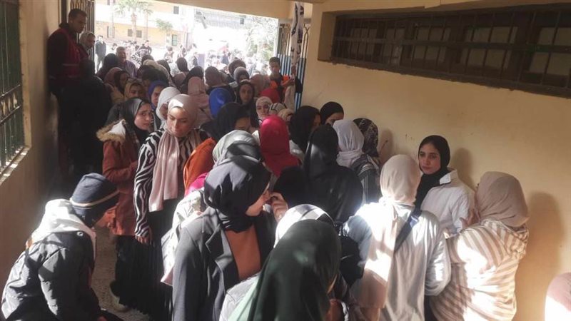 توافد المواطنين علب