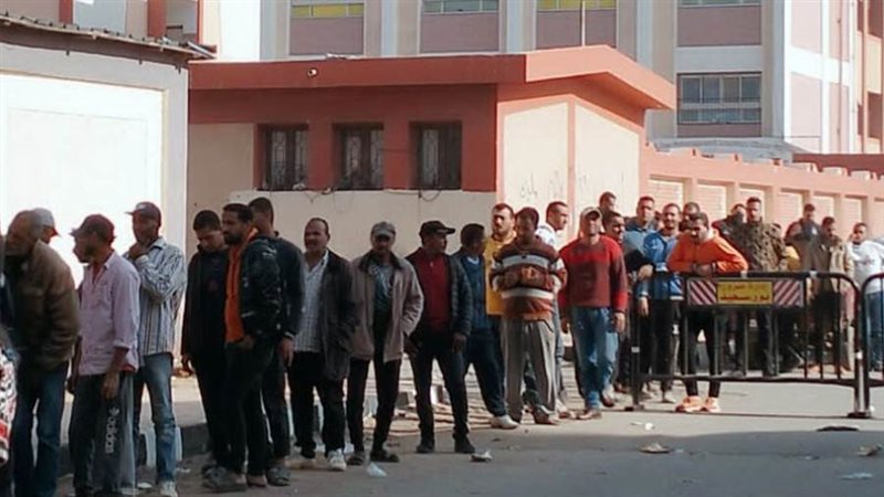 الشباب يصطفون أمام