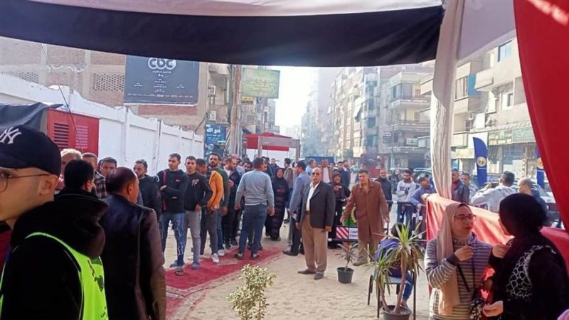 توافد المواطنين على