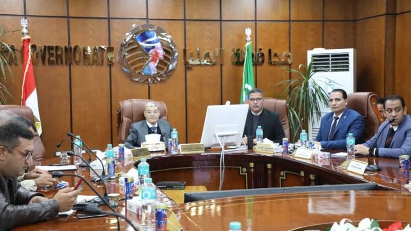 محافظ المنيا بغرفة