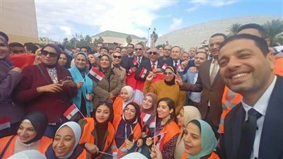 مسيرة طلابية حاشدة بقيادة رئيس جامعة الإسكندرية للمشاركة في الانتخابات الرئاسية 