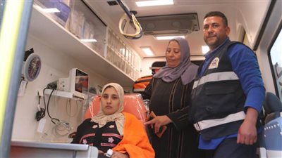 بعد خروجها من العملية.. سيدة تدلي بصوتها داخل سيارة إسعاف في الشرقية 