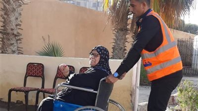 عصارة خبرة السنين تنحاز للاستقرار.. مسنون في لجان الانتخابات