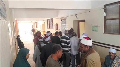 أهالي قرية ترعة الشيخ ناصر بالأقصر يصطفون بكثافة أمام لجان الاقتراع 