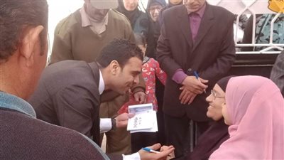 في لفتة إنسانية.. قاضٍ يساعد كبار السن في الإدلاء بأصواتهم بالدقهلية