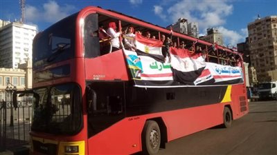 بالأعلام.. طلاب الإسكندرية يحفزون المواطنين على المشاركة في الانتخابات