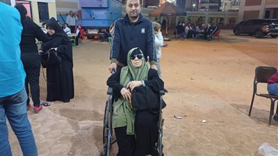 مسنة تدلي بصوتها في الساعات الأخيرة للانتخابات الرئاسية بالشرقية